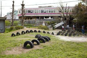 京王線に手をふる子供